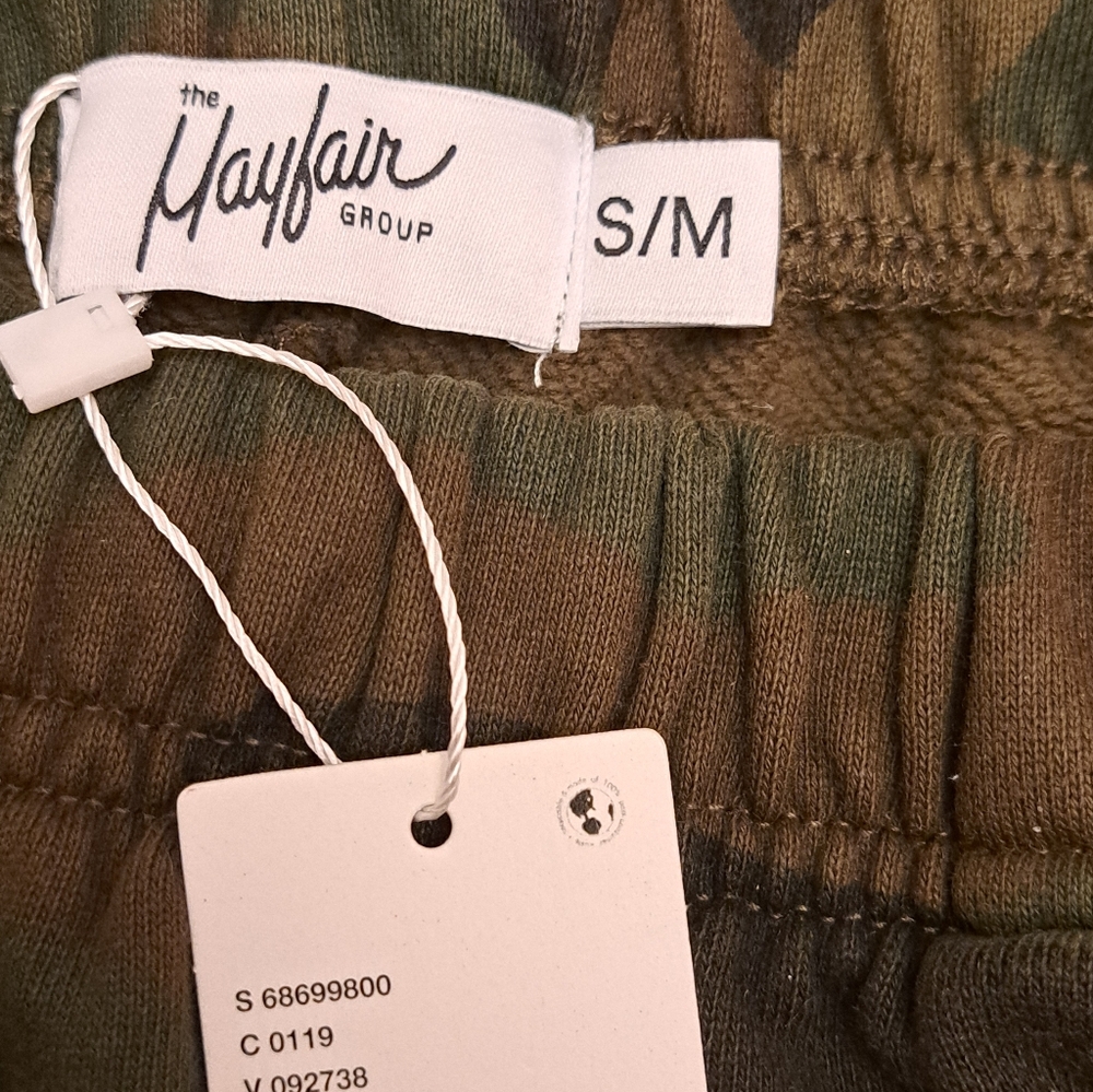 Mayfair Group UO Camo Joggers and Pink Trim Crop Top Set Size S/M NWT $108 &$68 - Picture 4 of 10